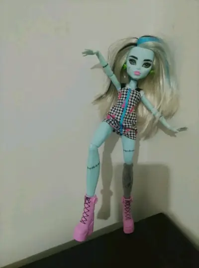 Muñeca Monster High Frankie Stein con vestido a cuadros - miniatura 3