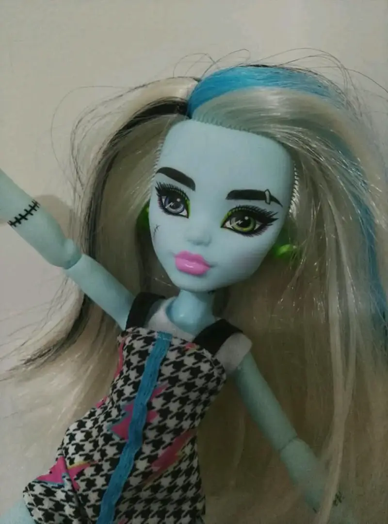 Muñeca Monster High Frankie Stein con vestido a cuadros - 4