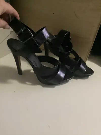 Sandalias de tacón alto negras elegantes - miniatura 1