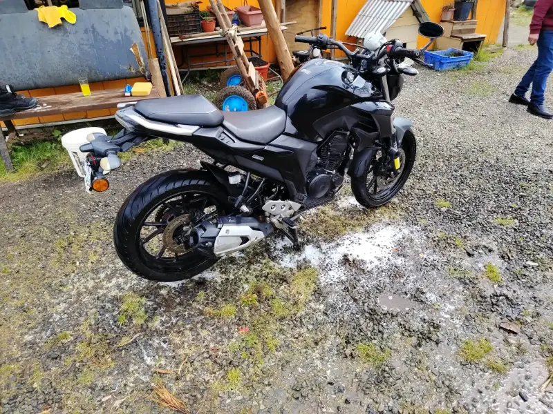 Moto Yamaha deportiva en buen estado - 2