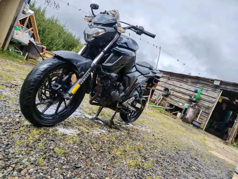 Moto Yamaha deportiva en buen estado - 3