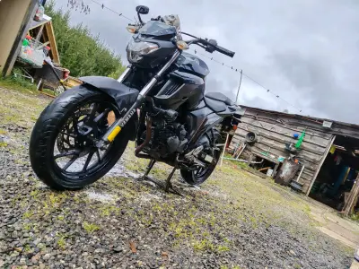 Moto Yamaha deportiva en buen estado - miniatura 3