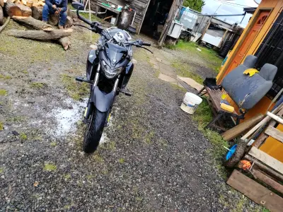 Moto Yamaha deportiva en buen estado - miniatura 4