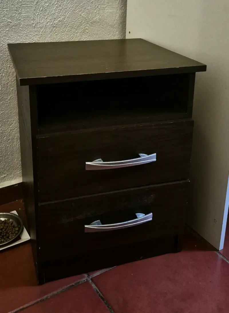 Velador de madera con dos cajones