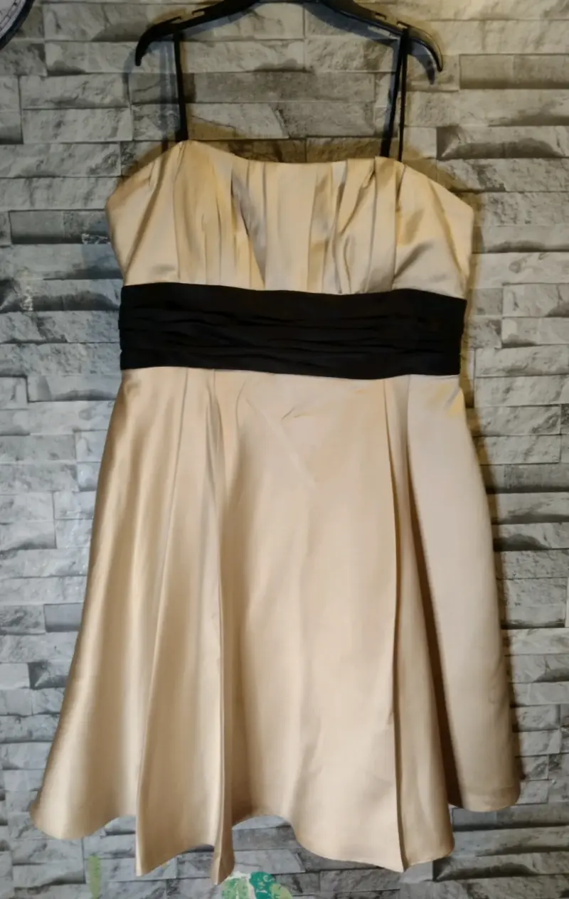 Vestido de fiesta beige con cinturón negro - 3