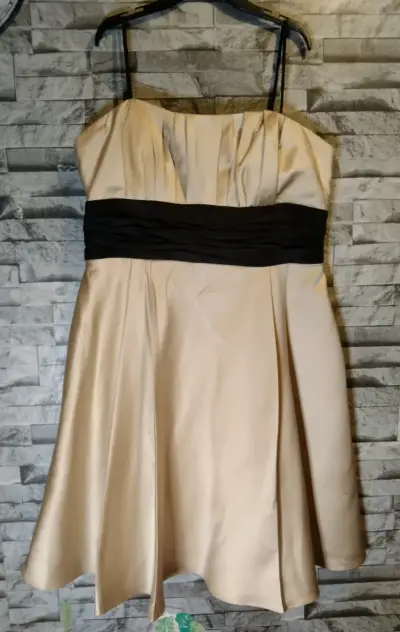 Vestido de fiesta beige con cinturón negro - miniatura 3