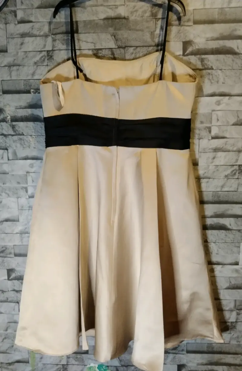 Vestido de fiesta beige con cinturón negro - 4