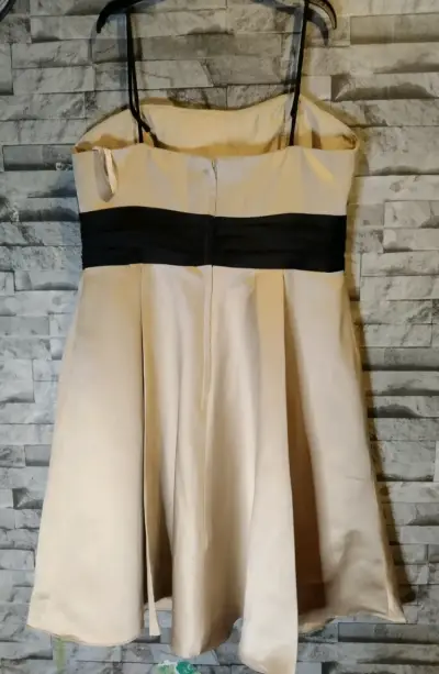 Vestido de fiesta beige con cinturón negro - miniatura 4