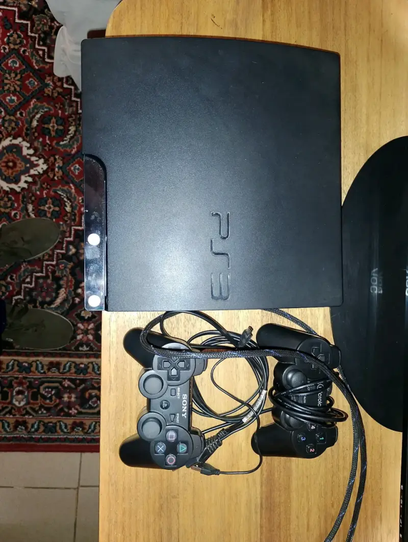 Consola PS3 con dos controles Sony - 2