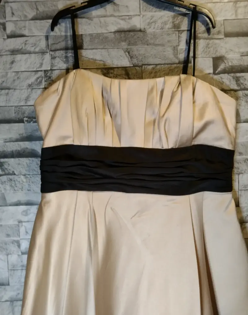 Vestido de fiesta beige con cinturón negro - 5