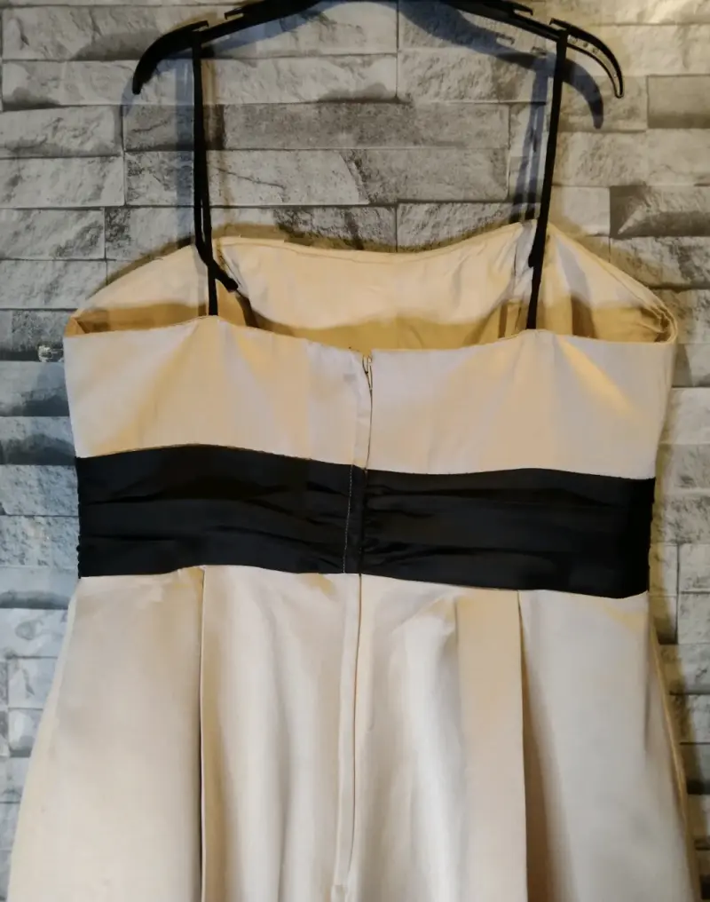 Vestido de fiesta beige con cinturón negro - 6