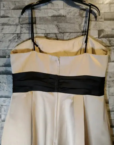 Vestido de fiesta beige con cinturón negro - miniatura 6