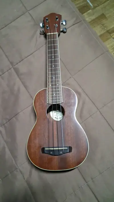 Ukulele de madera con diseño floral - miniatura 1
