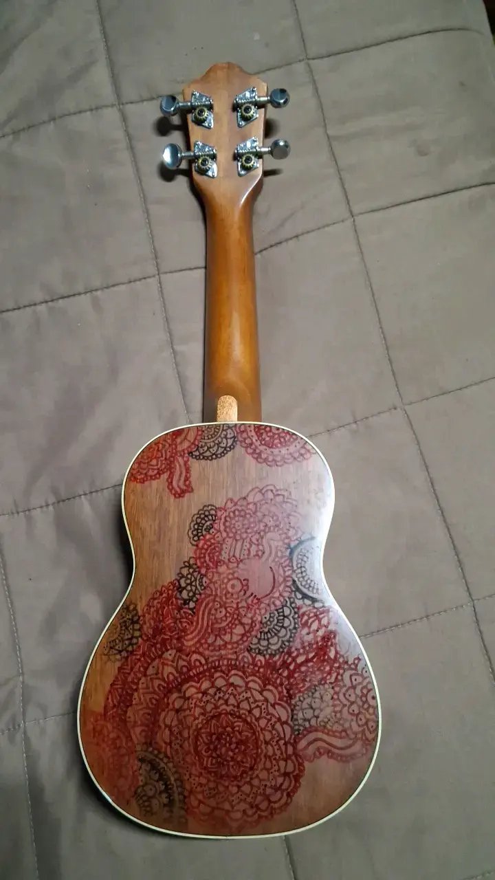 Ukulele de madera con diseño floral - 2