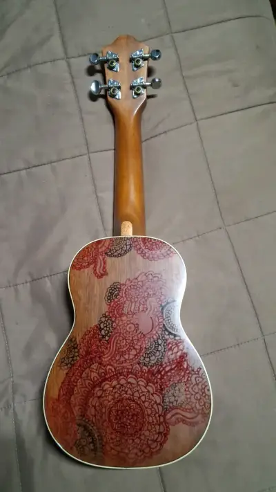 Ukulele de madera con diseño floral - miniatura 2