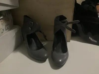 Zapatos de tacón gris con hebillas - miniatura 1