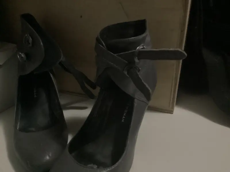 Zapatos de tacón gris con hebillas - 2
