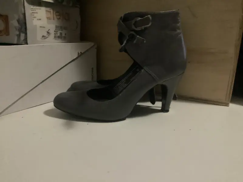 Zapatos de tacón gris con hebillas - 3