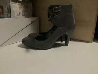 Zapatos de tacón gris con hebillas - miniatura 3
