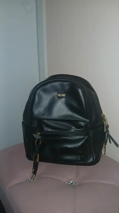 Mochila negra de cuero Secret con bolsillos - miniatura 1