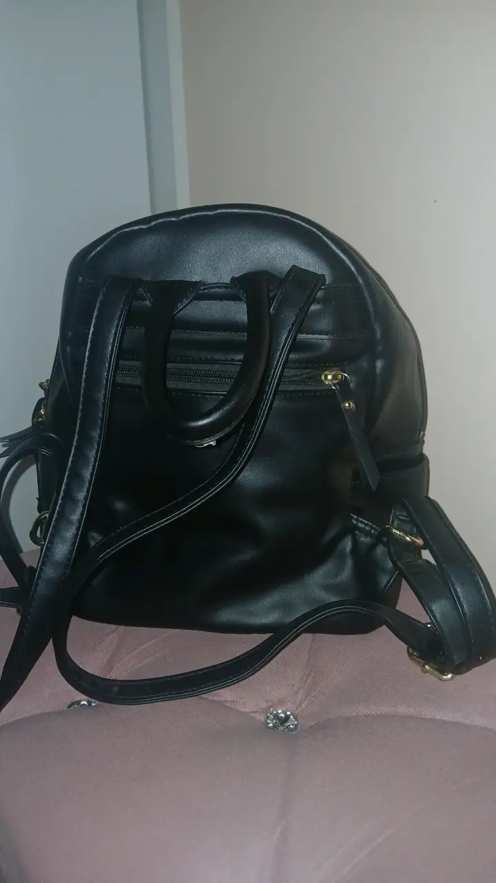 Mochila negra de cuero Secret con bolsillos - 2