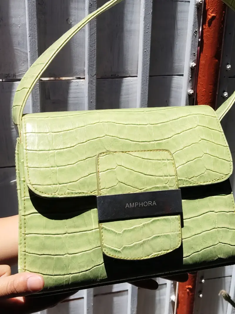 Cartera verde de cuero sintético Amphora