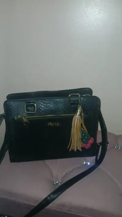 Cartera negra de cuero con diseño elegante - miniatura 1
