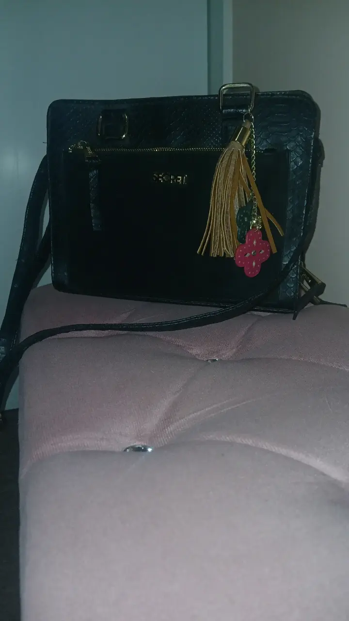 Cartera negra de cuero con diseño elegante - 2