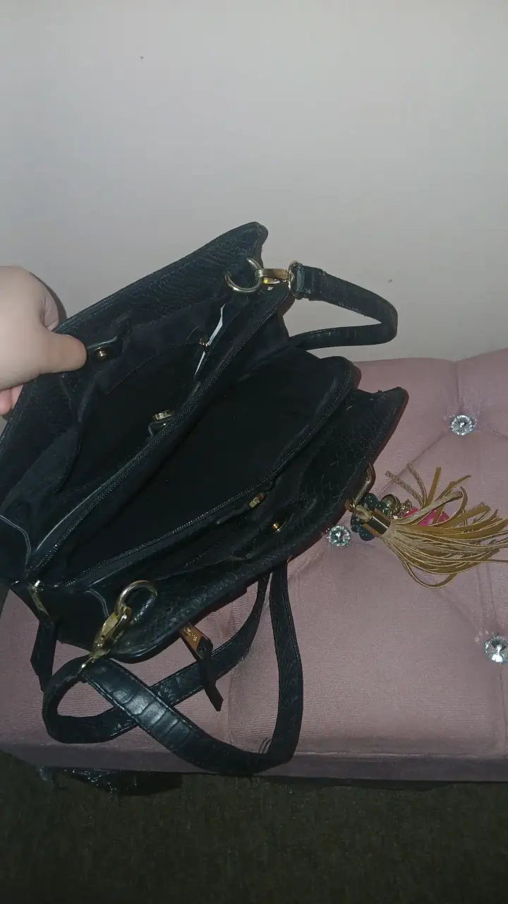 Cartera negra de cuero con diseño elegante - 3