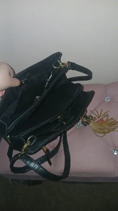 Cartera negra de cuero con diseño elegante - miniatura 3