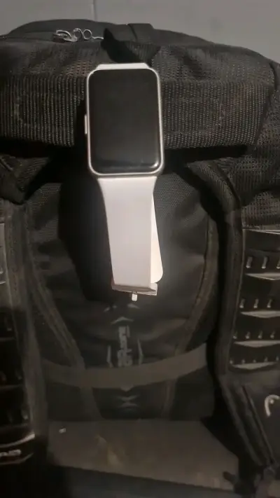 Smartwatch con correa blanca y cargador - miniatura 1