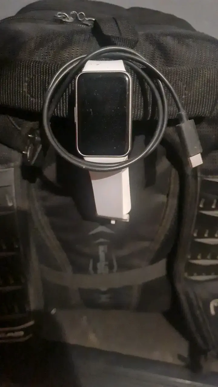 Smartwatch con correa blanca y cargador - 2
