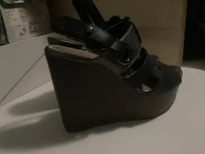 Sandalias de plataforma negras elegantes - miniatura 2