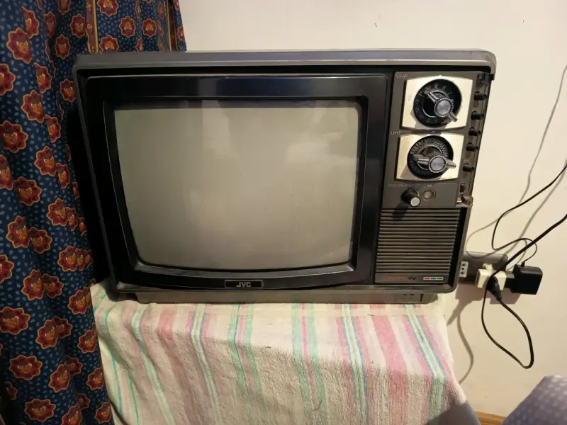 Televisor retro JVC en buen estado