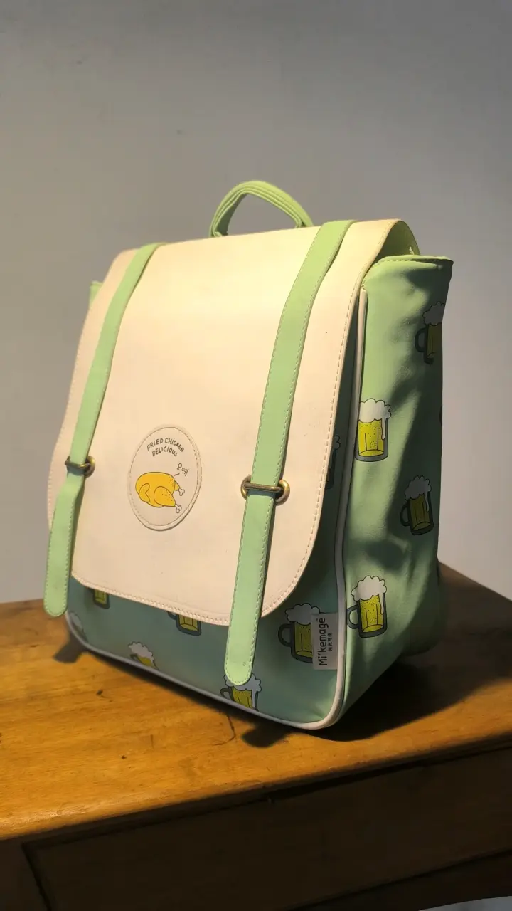 Mochila Kawai verde con diseño de cerveza y pollo