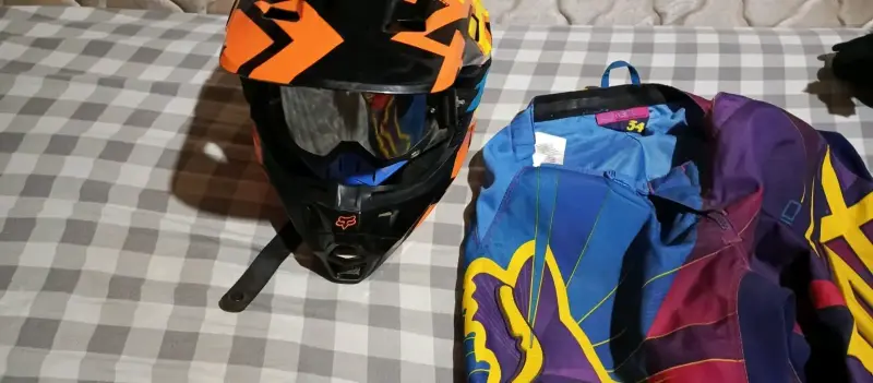 Casco y traje de motocross Fox colorido