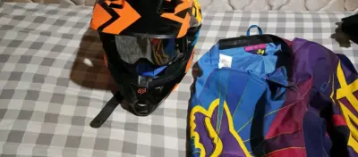 Casco y traje de motocross Fox colorido - miniatura 1