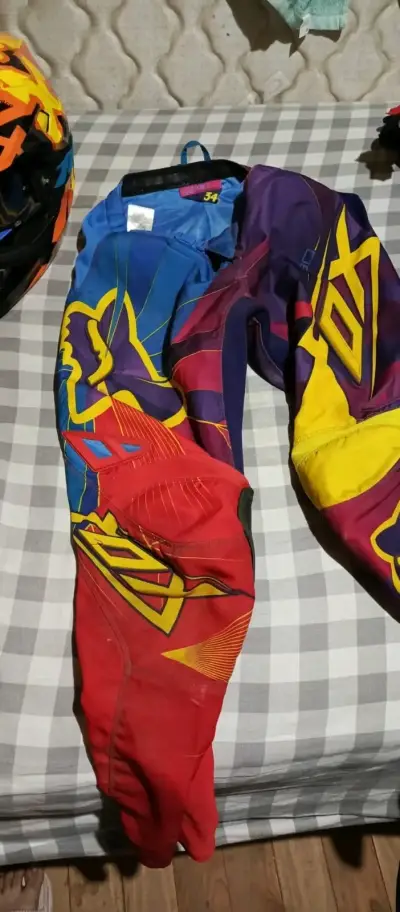 Casco y traje de motocross Fox colorido - miniatura 2