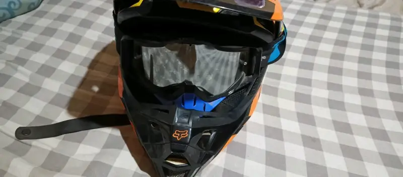 Casco y traje de motocross Fox colorido - 3