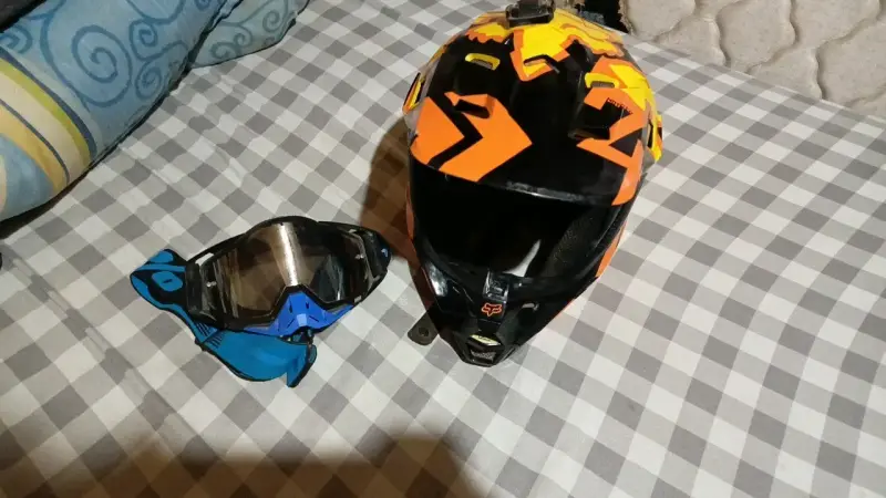 Casco y traje de motocross Fox colorido - 4