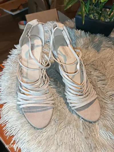 Sandalias de cuña flsa con tiras - miniatura 1
