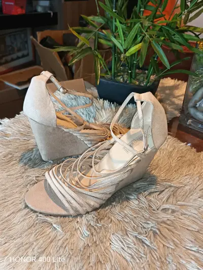 Sandalias de cuña flsa con tiras - miniatura 4