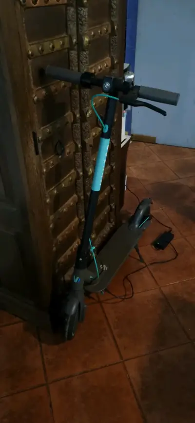 Scooter eléctrico Muvter con cargador - miniatura 1