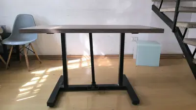 Mesa ajustable de madera y metal - miniatura 1
