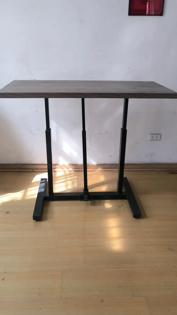 Mesa ajustable de madera y metal - 2