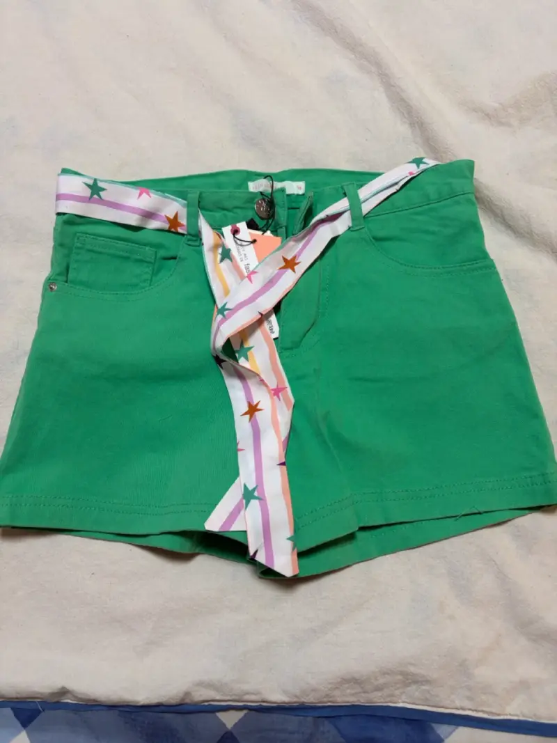 Shorts verdes para niña con cinturón de estrellas