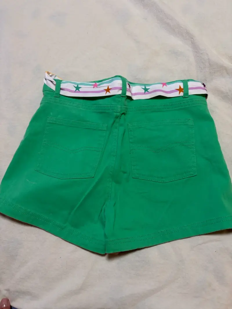 Shorts verdes para niña con cinturón de estrellas - 2