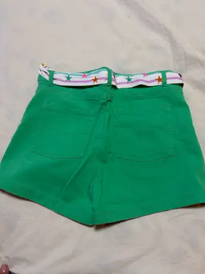 Shorts verdes para niña con cinturón de estrellas - miniatura 2