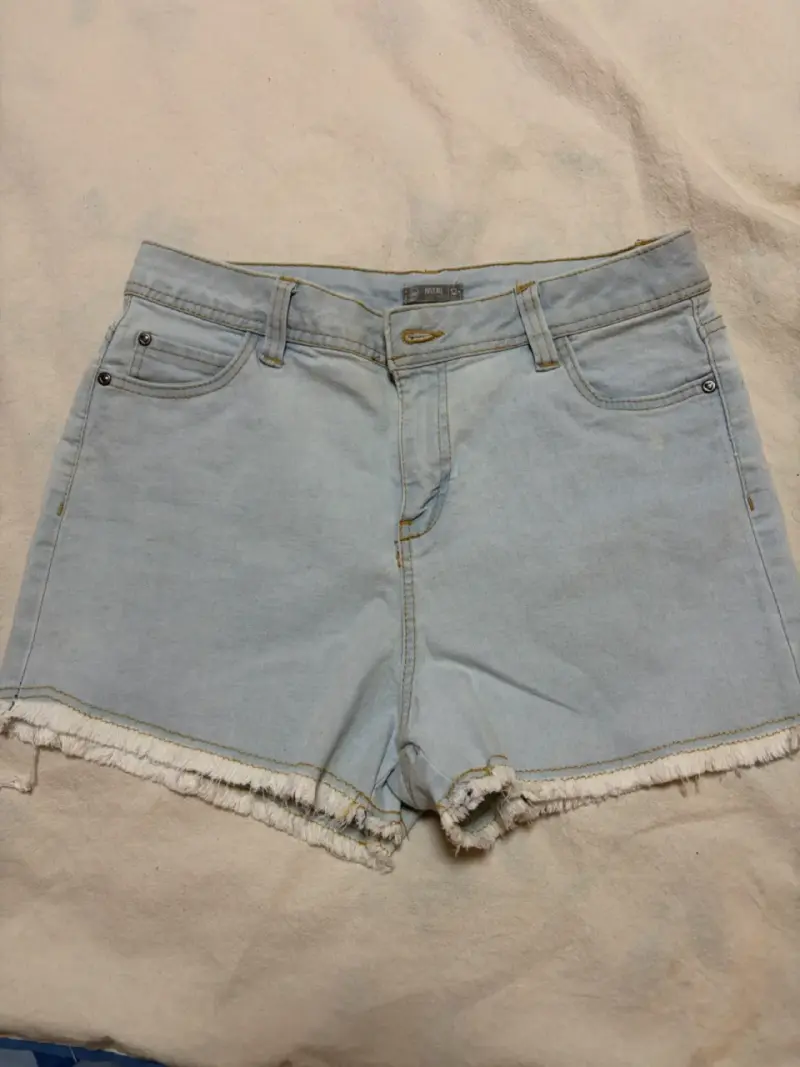 Shorts de mezclilla azul claro con flecos