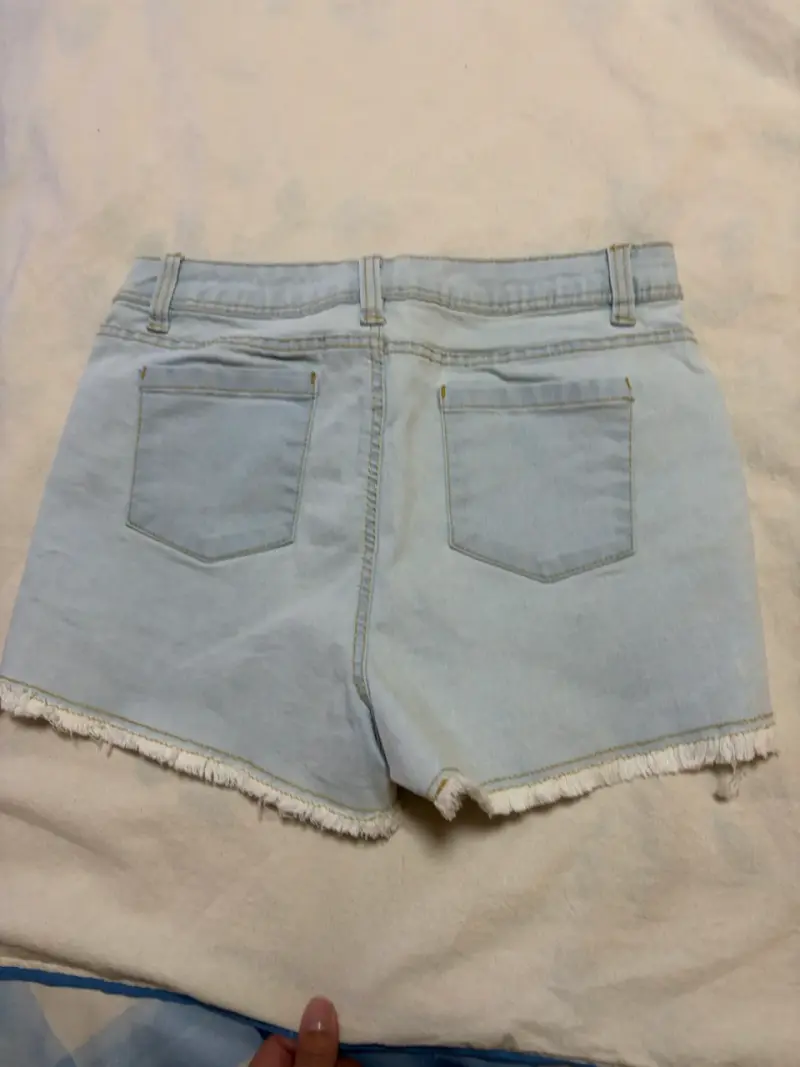 Shorts de mezclilla azul claro con flecos - 2